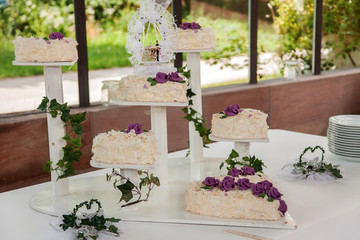 Hochzeitstorte edel auf Stufen dekoriert