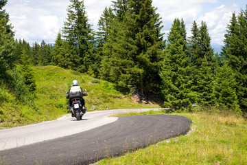 Obraz premium Motorradfahrer auf der Zillertaler Höhenstraße