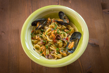Orecchiette con cozze, capperi e acciughe, cucina mediterranea