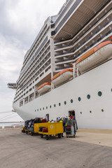Kreuzfahrtschiff im Hafen