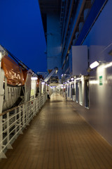 Fototapeta premium Außendeck auf einem Kreuzfahrtschiff