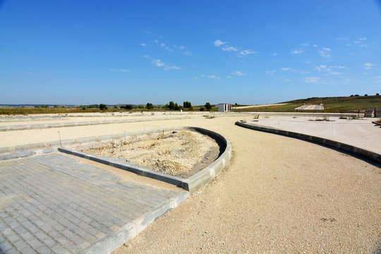 calle en obras en un nuevo poligono industrial