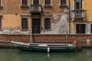 Fototapeta na wymiar Bootsanleger in Venedig