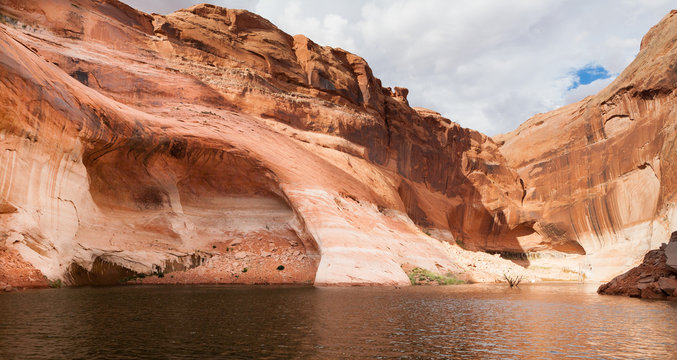 Lake Powell Cove with Cave