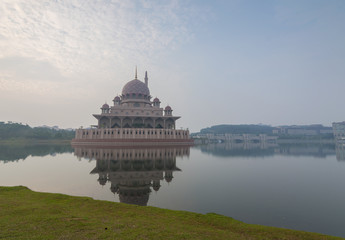 Fototapeta premium Putra mosque in morning mist, Putrajaya, Malaysia