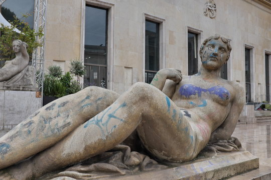 Femme en pierre