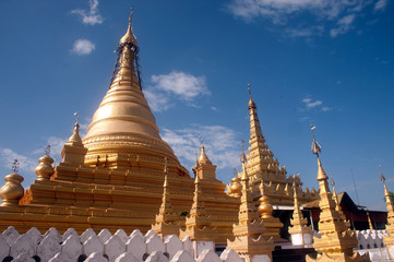 Fototapeta premium Golden Pagoda in Sanda Muni Paya in Myanmar.