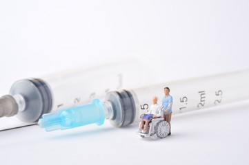 車椅子の患者と医療器具