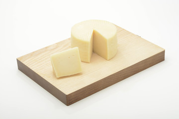Queso cortado en una tabla