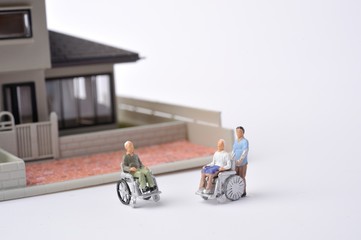 車椅子生活をしている高齢者と住宅街