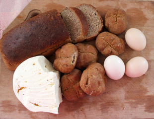 Bread with cheese and eggs