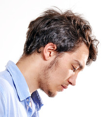 Obraz premium Retrato de un hombre pensando.deprimido,triste.