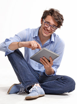 Hombre joven informalidad en el trabajo.tablet digital