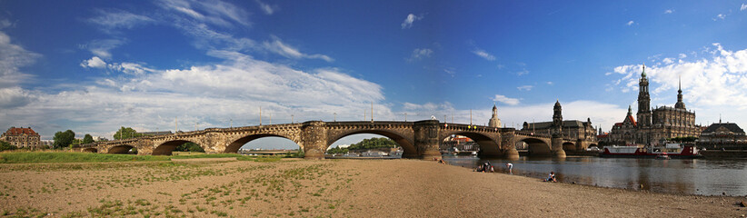Fototapeta na wymiar Dresden - Panorama der Augustusbrücke