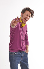 Alegre disc jockey. Joven escuchando música con audífonos.