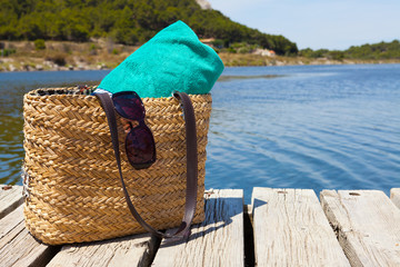 Strandtasche mit Badetuch am See