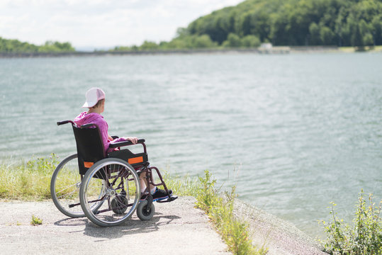 jeune femme en fauteuil roulant