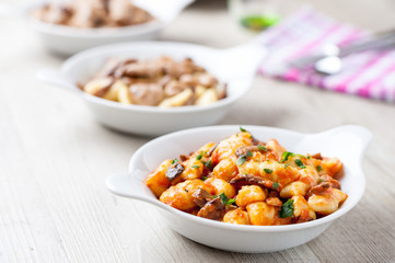 Gnocchi di patate conditi con sugo rosso e funghi porcini
