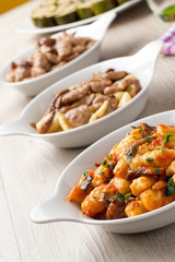 Gnocchi di patate conditi con sugo rosso e funghi porcini