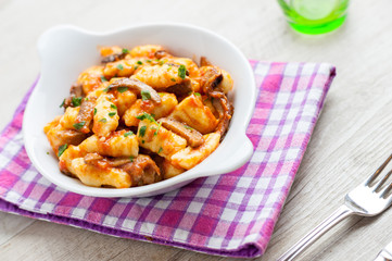 Gnocchi di patate conditi con sugo rosso e funghi porcini