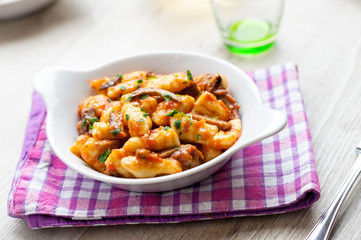 Gnocchi di patate conditi con sugo rosso e funghi porcini