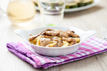 Gnocchi di patate e castagne misti con funghi porcini nel piatto