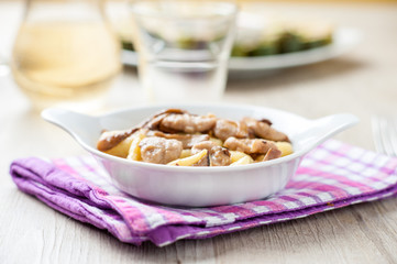 Gnocchi di patate e castagne misti con funghi porcini nel piatto