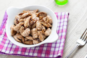 Gnocchi di castagne preparati in casa  con funghi porcini