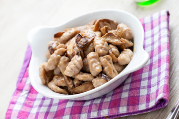 Gnocchi di castagne preparati in casa  con funghi porcini