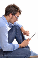 Hombre joven usando un tablet digital.tecnolog&iacute;a.