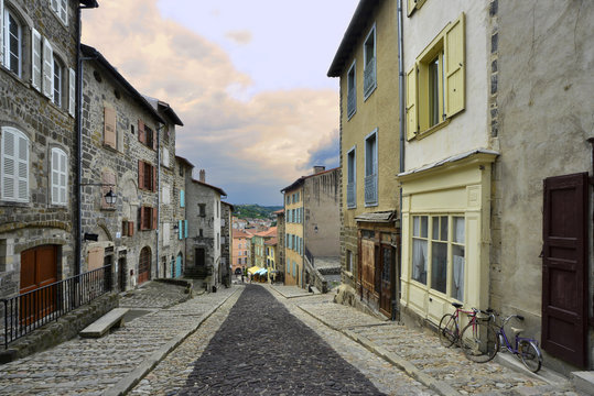 Fototapeta Ruelle du Puy en Velay (43000), département de la Haute-Loire en région Auvergne-Rhône-Alpes, france