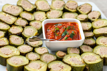 Anelli di zucchine ripiene di carne su un piatto