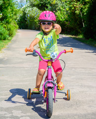 Obraz premium Bambina in bicicletta