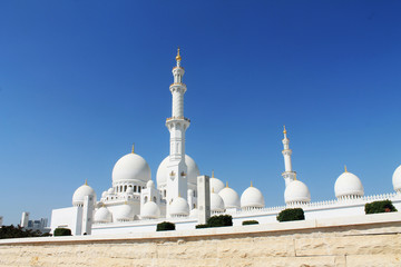 Fototapeta na wymiar The Abu Dhabi Mosque on the blue background