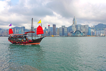 Naklejka premium Hong Kong harbour with tourist junk