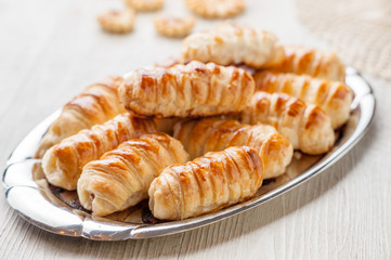 Cannoncini salati su un vassoio