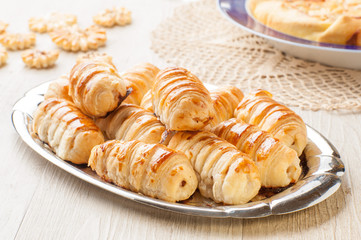 Cannoncini salati su un vassoio