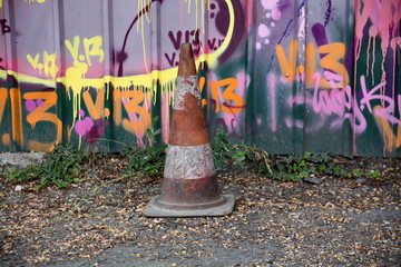 Plot de sécurité sur palissade avec graffitis