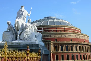 Photo sur Plexiglas Théâtre Statue at Albert Memorial overlooking Albert Hall