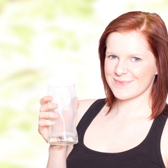 glückliche junge Frau mit einem leeren Glas Milch