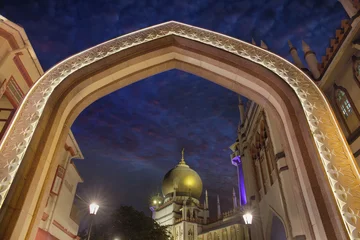 Zelfklevend Fotobehang Sultan Mosque Gateway Blue Hour in Singapore © jpldesigns