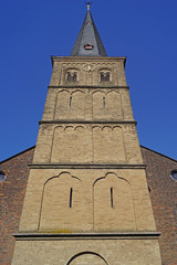 Fototapeta na wymiar Pfarrkirche St. Peter in RHEINBERG ( bei Duisburg )