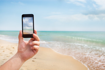 photoshooting on smartphone at sea