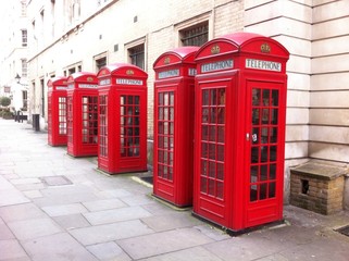 5 czerwonych skrzynek telefonicznych w Londynie w Wielkiej Brytanii - 68012938