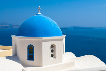 Fototapeta na wymiar Classic Santorini scene with famous blue dome churches, Greece