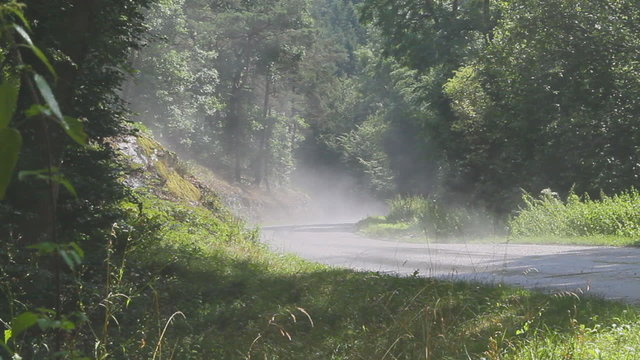 voiture sur route mouill&eacute;e en for&ecirc;t kazy
