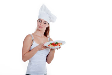Köchin mit Kochmütze bringt Spaghetti Porträt