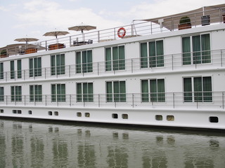 Fototapeta na wymiar Donau-Kreuzfahrtschiff