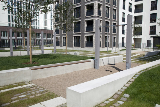 Spielplatz vor modernen Wohngebäude in Hamburg, Deutschland