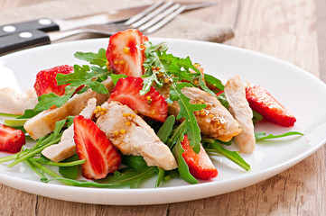 Chicken salad with arugula and strawberries